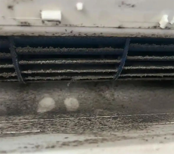 江口空调吹的风有股烧焦味是怎么回事